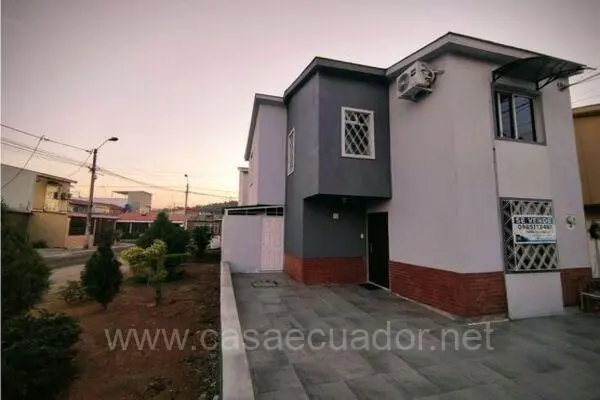 Casa Esquinera en Venta Mucho Lote 2 Segovia Guayaquil con Patio y Parqueaderos