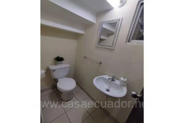 Casa Esquinera en Venta Mucho Lote 2 Segovia Guayaquil con Patio y Parqueaderos