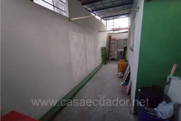 Casa Esquinera en Venta Mucho Lote 2 Segovia Guayaquil con Patio y Parqueaderos