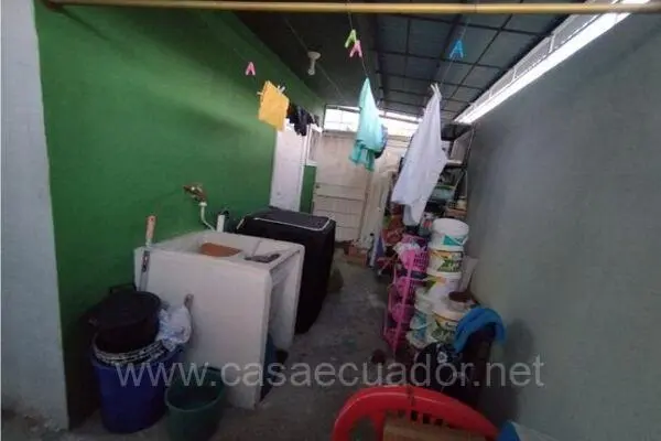 Casa Esquinera en Venta Mucho Lote 2 Segovia Guayaquil con Patio y Parqueaderos