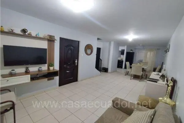 Casa Esquinera en Venta Mucho Lote 2 Segovia Guayaquil con Patio y Parqueaderos