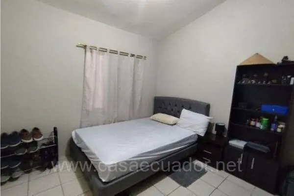 Casa Esquinera en Venta Mucho Lote 2 Segovia Guayaquil con Patio y Parqueaderos