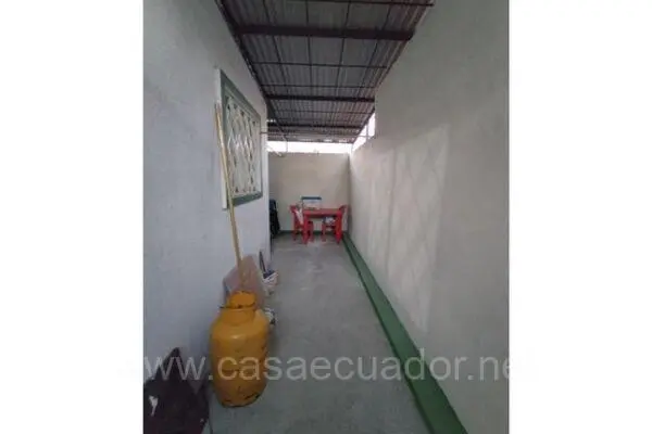 Casa Esquinera en Venta Mucho Lote 2 Segovia Guayaquil con Patio y Parqueaderos