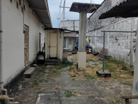 Terreno con construccion Av. Francisco de Orellana