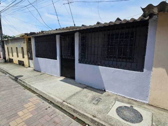 casa en venta floresta guayaquil con 4 habitaciones patio y cerramiento perimetral para familia grande