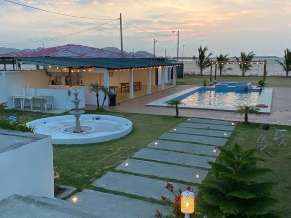 local comercial en alquiler esmeraldas frente al mar con piscina areas verdes y espacios para eventos