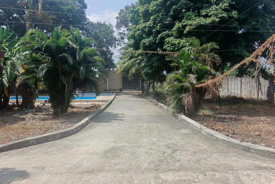 Casa Grande Nueva de dos plantas con dos piscinas y una finca.