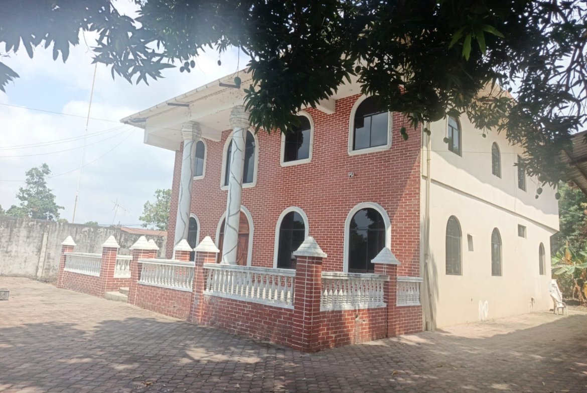 Casa Grande Nueva de dos plantas con dos piscinas y una finca.