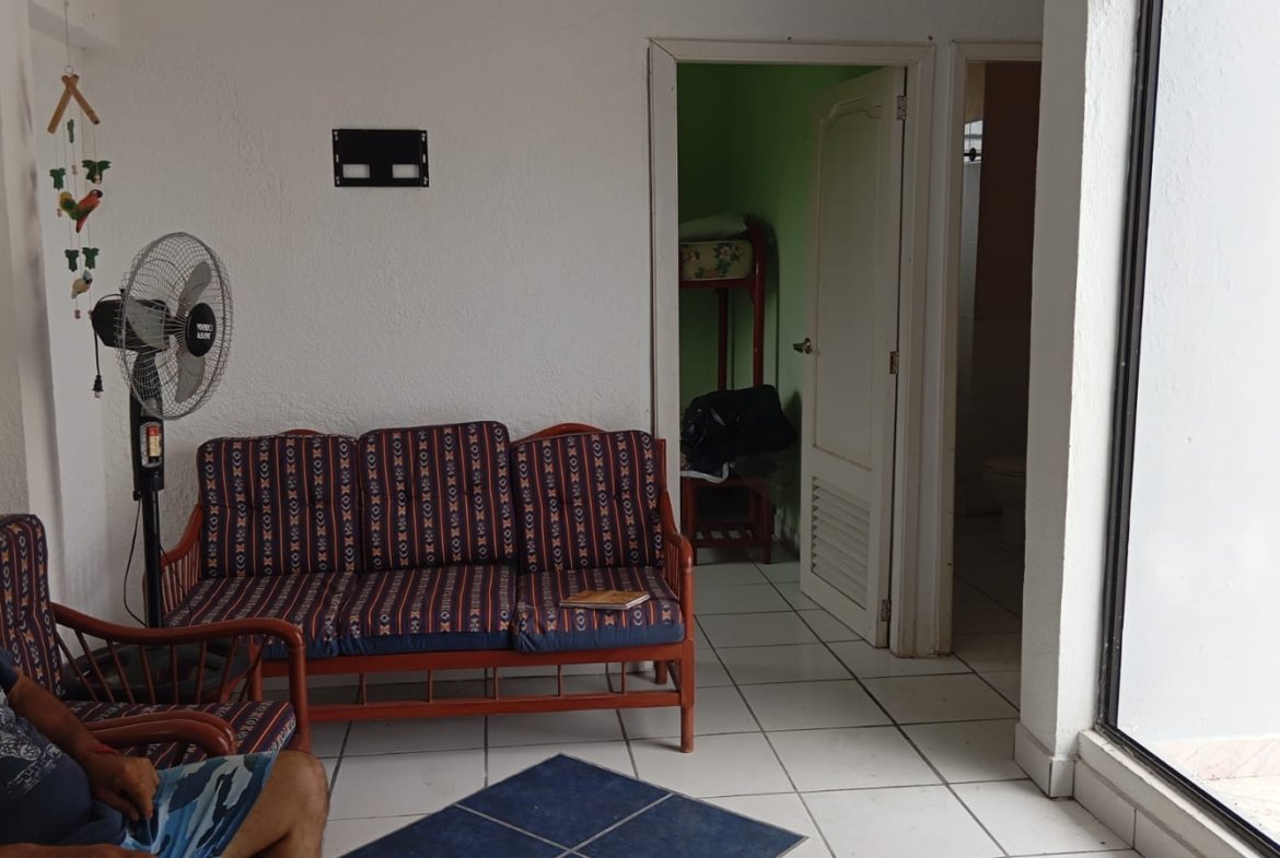 VENTA DE DEPARTAMENTO – CASTELNOUVO, ESMERALDAS ¡Excelente oportunidad cerca de la playa! ✨ Características: 🛏️ 2 dormitorios 🏊 Piscina en el conjunto 🚶‍♂️ A pocos pasos de la playa 🔒 Zona tranquila y segura Ideal para vivir, vacacionar o invertir 💰 Precio: $28.000 📞 Interesados, contactarme para más información y visitas. #Esmeraldas #Castelnouvo #DepartamentoEnVenta #OportunidadUnica #InversionInmobiliaria VENTA DE DEPARTAMENTO – CASTELNOUVO, ESMERALDAS ¡Excelente oportunidad cerca de 28.000,00$Precio Cantidad* 1 Agregar al carrito