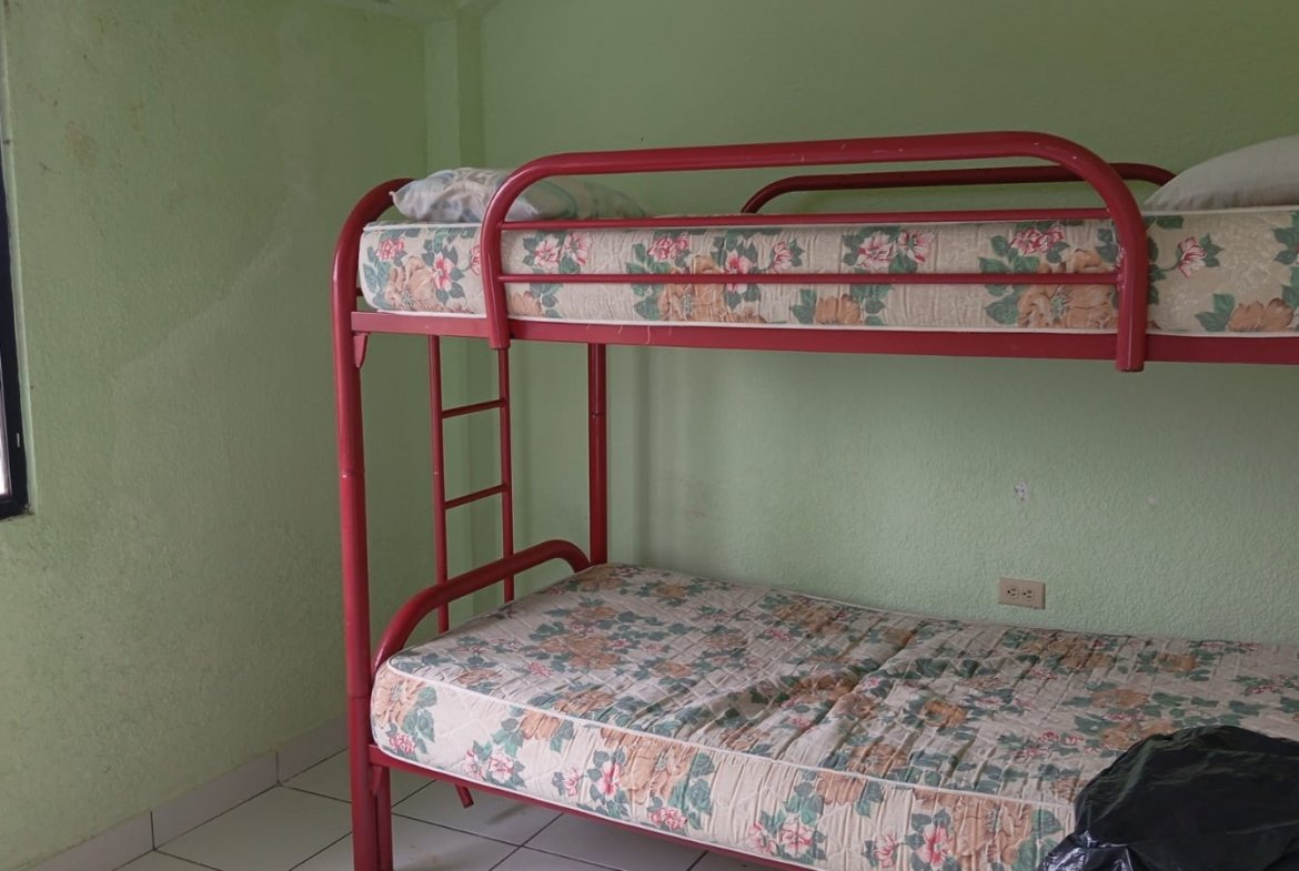 VENTA DE DEPARTAMENTO – CASTELNOUVO, ESMERALDAS ¡Excelente oportunidad cerca de la playa! ✨ Características: 🛏️ 2 dormitorios 🏊 Piscina en el conjunto 🚶‍♂️ A pocos pasos de la playa 🔒 Zona tranquila y segura Ideal para vivir, vacacionar o invertir 💰 Precio: $28.000 📞 Interesados, contactarme para más información y visitas. #Esmeraldas #Castelnouvo #DepartamentoEnVenta #OportunidadUnica #InversionInmobiliaria VENTA DE DEPARTAMENTO – CASTELNOUVO, ESMERALDAS ¡Excelente oportunidad cerca de 28.000,00$Precio Cantidad* 1 Agregar al carrito