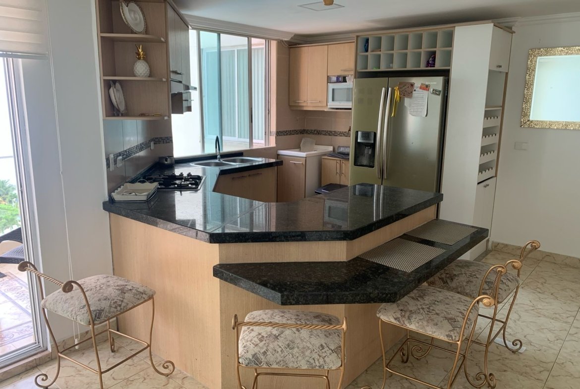 VENTA DE DEPARTAMENTO FRENTE AL MAR – TONSUPA 🌊 Hermoso departamento en Torre Sol, con vista directa al mar.