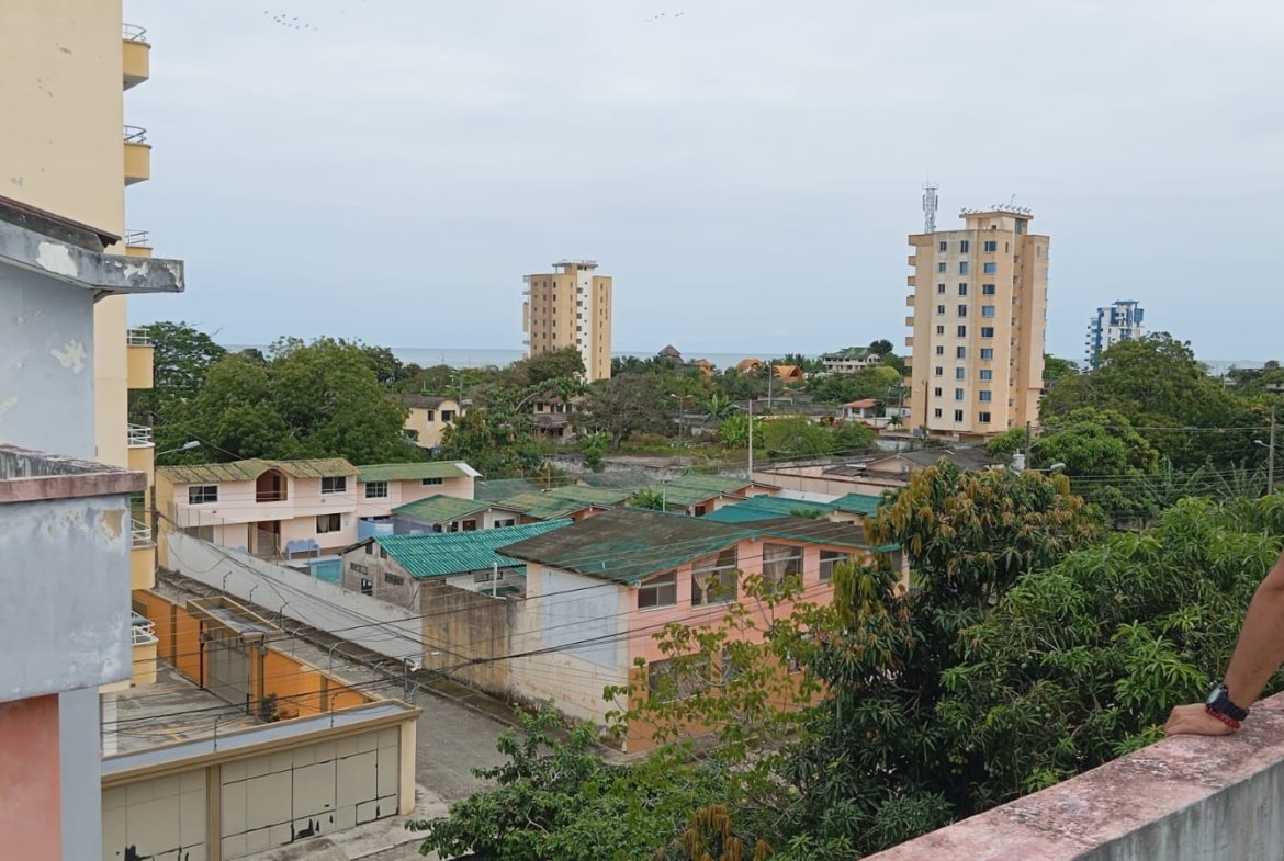 VENTA DE DEPARTAMENTO – CASTELNOUVO, ESMERALDAS ¡Excelente oportunidad cerca de la playa! ✨ Características: 🛏️ 2 dormitorios 🏊 Piscina en el conjunto 🚶‍♂️ A pocos pasos de la playa 🔒 Zona tranquila y segura Ideal para vivir, vacacionar o invertir 💰 Precio: $28.000 📞 Interesados, contactarme para más información y visitas. #Esmeraldas #Castelnouvo #DepartamentoEnVenta #OportunidadUnica #InversionInmobiliaria VENTA DE DEPARTAMENTO – CASTELNOUVO, ESMERALDAS ¡Excelente oportunidad cerca de 28.000,00$Precio Cantidad* 1 Agregar al carrito
