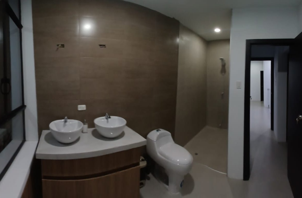 VENTA DE CASA DE 2 PISOS – BALCONES DE TACHINA, ESMERALDAS ¡Excelente oportunidad en zona residencial segura!