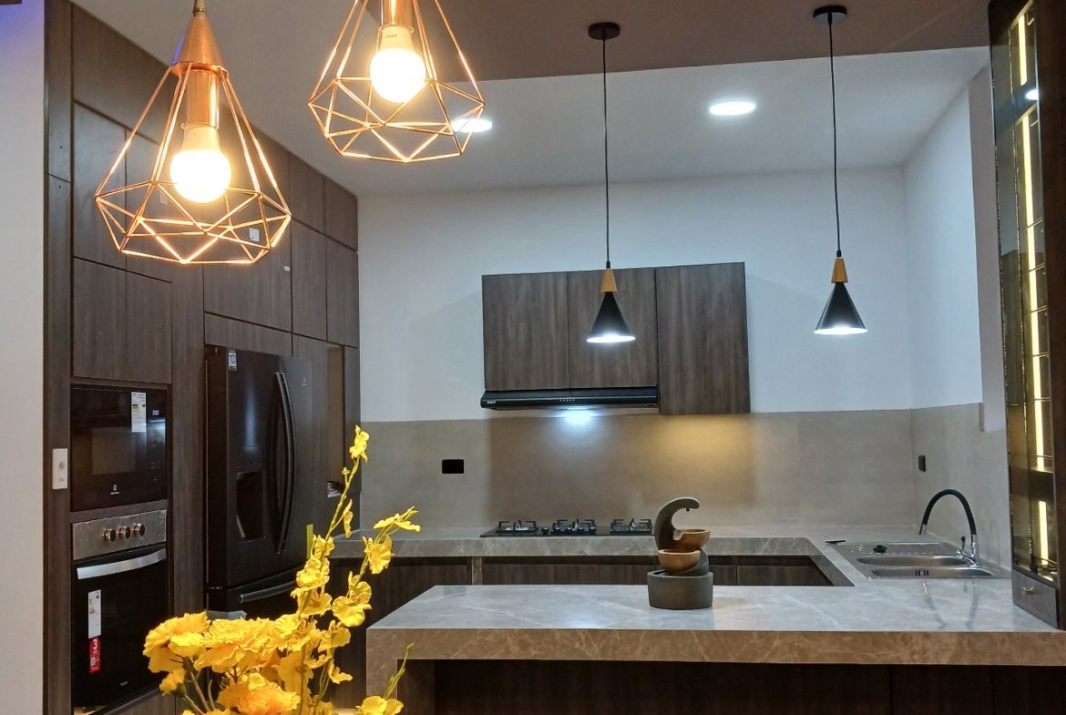 VENTA DE CASA DE 2 PISOS – BALCONES DE TACHINA, ESMERALDAS ¡Excelente oportunidad en zona residencial segura!