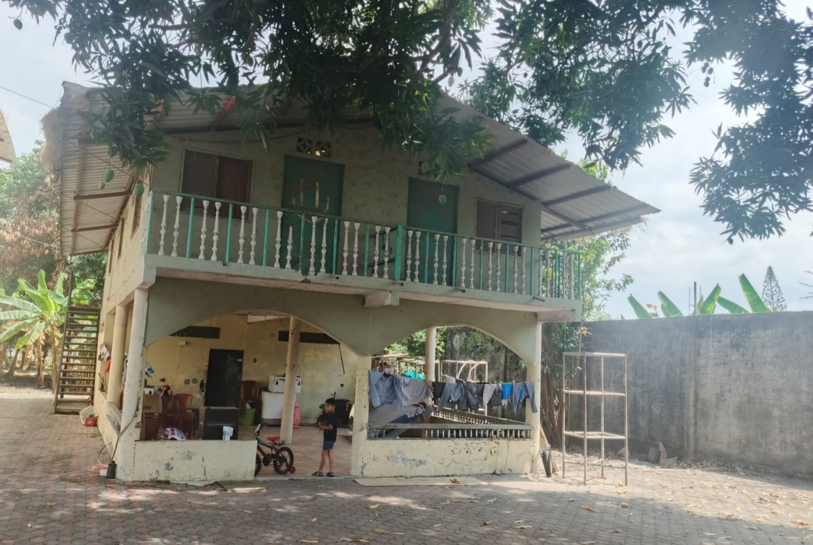 Casa Grande Nueva de dos plantas con dos piscinas y una finca.