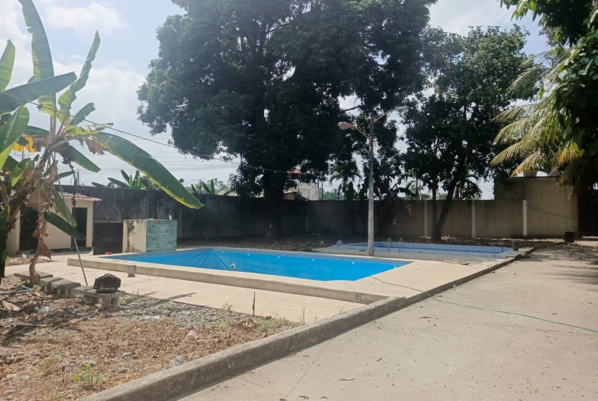 Casa Grande Nueva de dos plantas con dos piscinas y una finca.