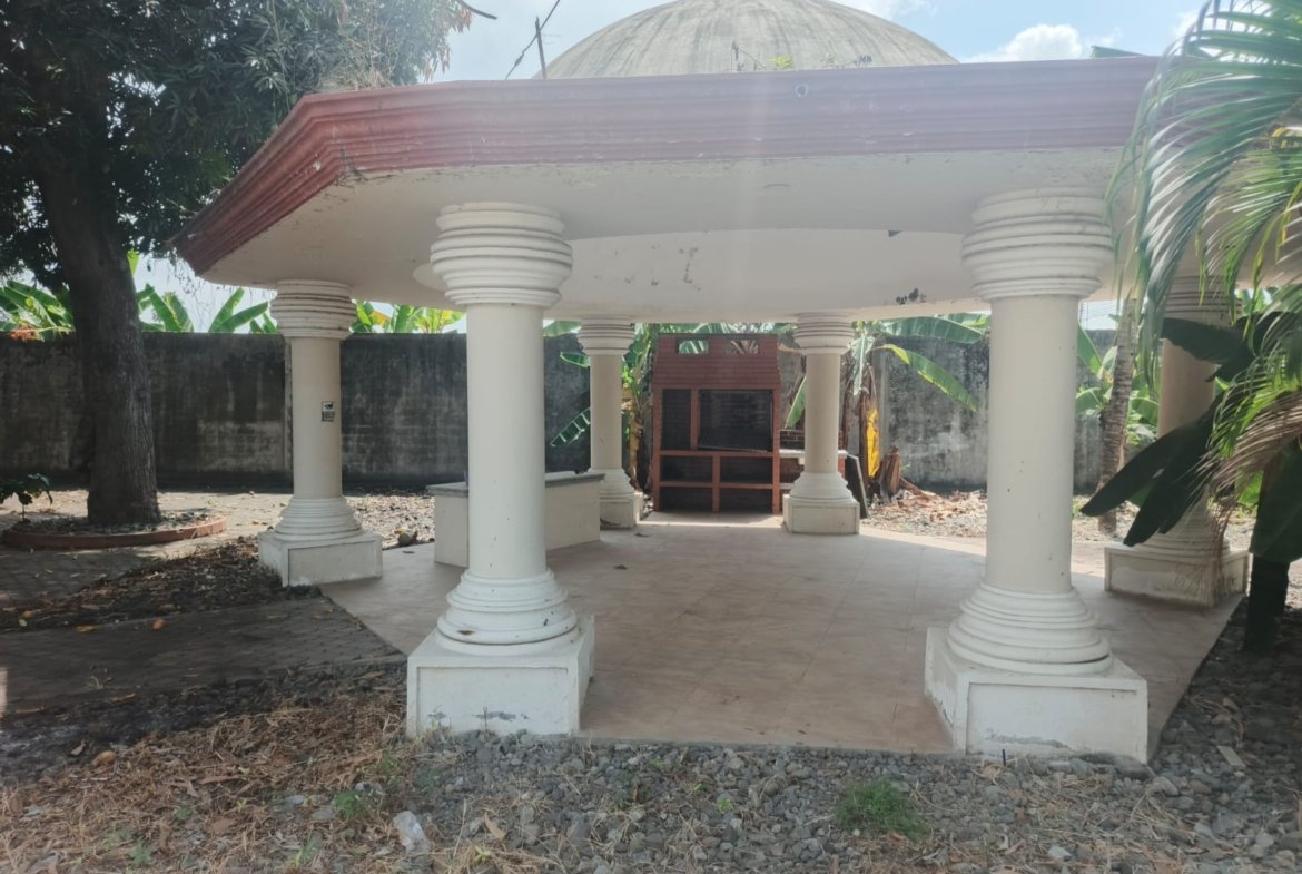 Casa Grande Nueva de dos plantas con dos piscinas y una finca.