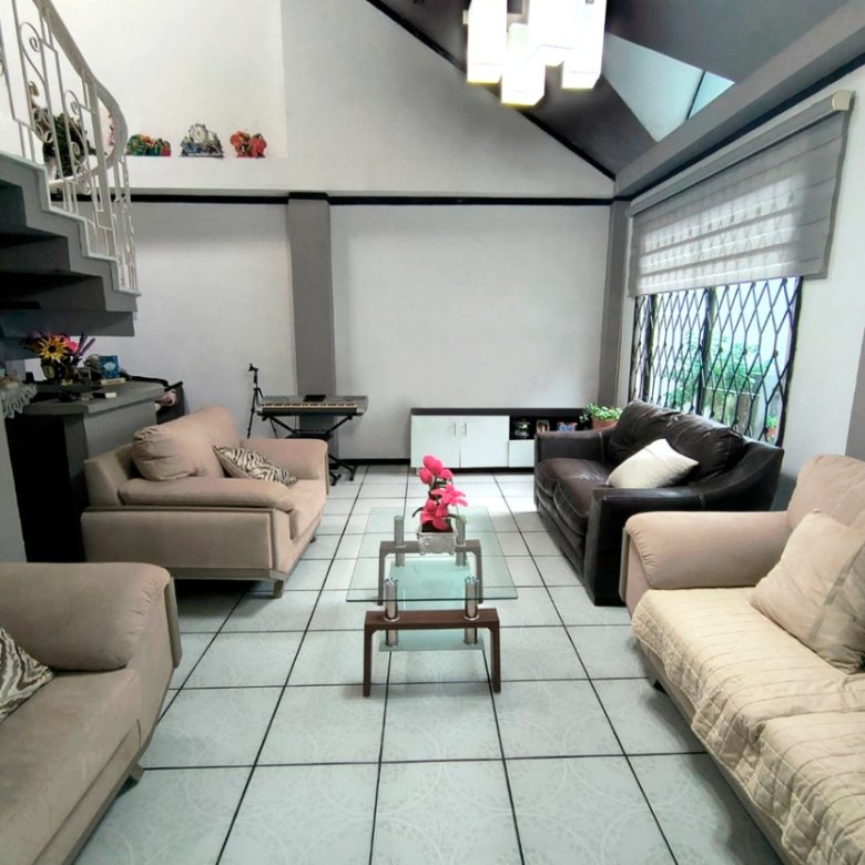 Casa En Venta 3 Pisos 6 Habitaciones 180.000