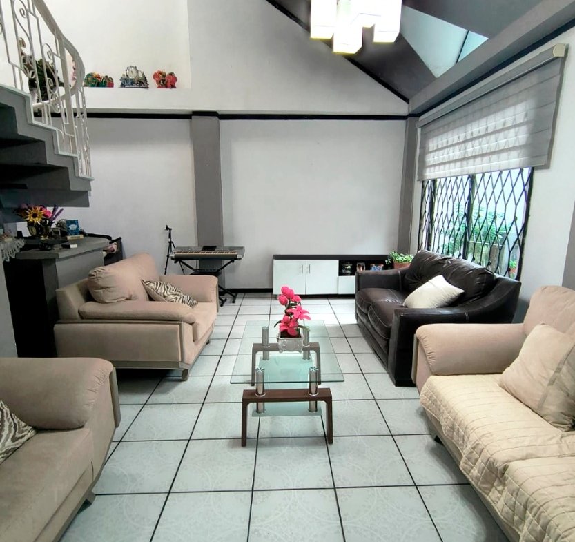 Casa En Venta 3 Pisos 6 Habitaciones 180.000