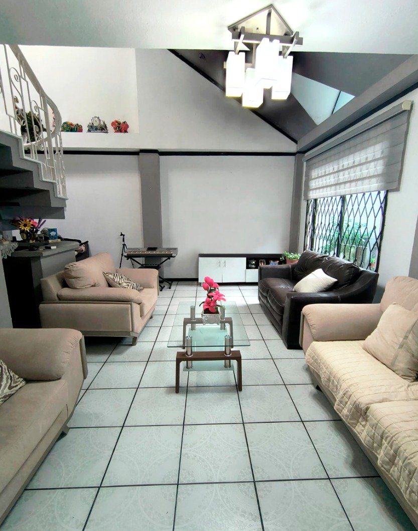 Casa En Venta 3 Pisos 6 Habitaciones 180.000