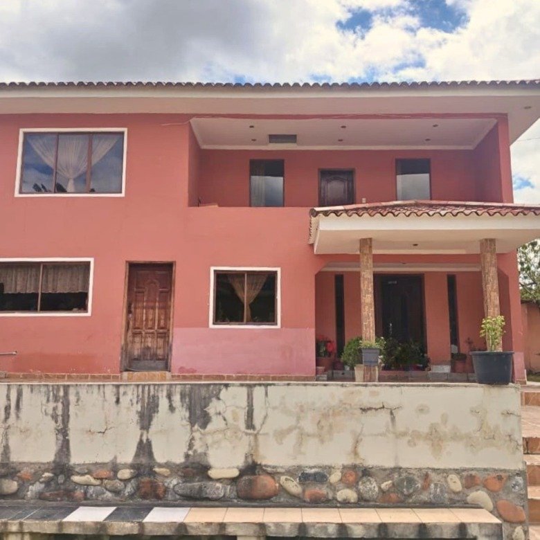 Se vende amplia y acogedora casa independiente