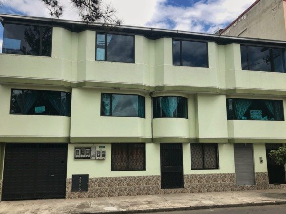 “DPTO. INDEPENDIENTE, CON PATIO, MINI DPTO. Y BODEGA.EXELENTE UBICACIÓN.”