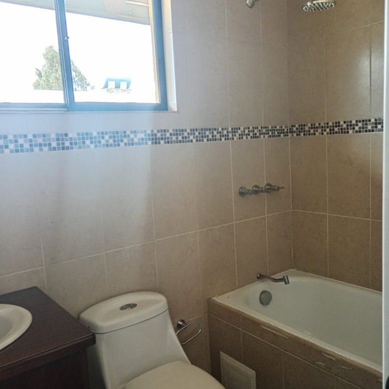 Casa totalmente renovada ubicada al norte de Quito
