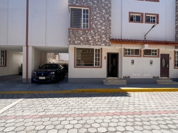 casa en venta en Conocoto Valle de los Chillos fachada conjunto privado