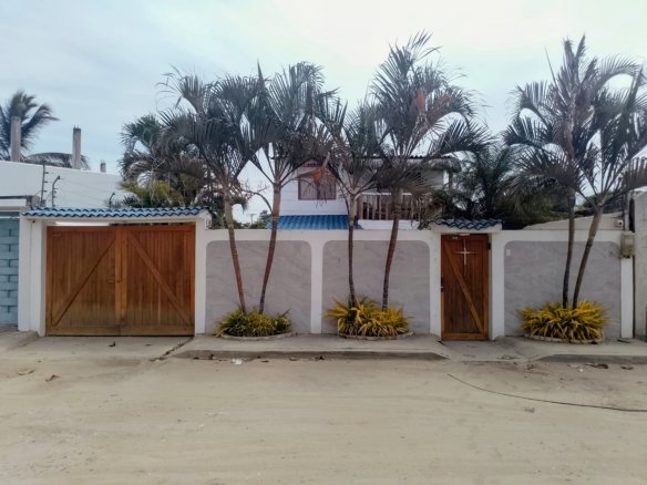 Casa con piscina en Data de Villamil