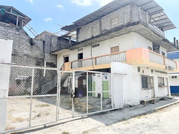 casa en venta atacames esmeraldas con 7 habitaciones patio amplio y potencial para inversion turistica