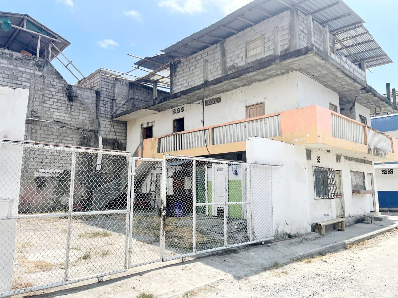 casa en venta atacames esmeraldas con 7 habitaciones patio amplio y potencial para inversion turistica