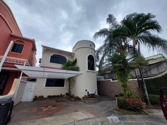 casa en venta en La Puntilla Samborondón fachada Residencias Liz