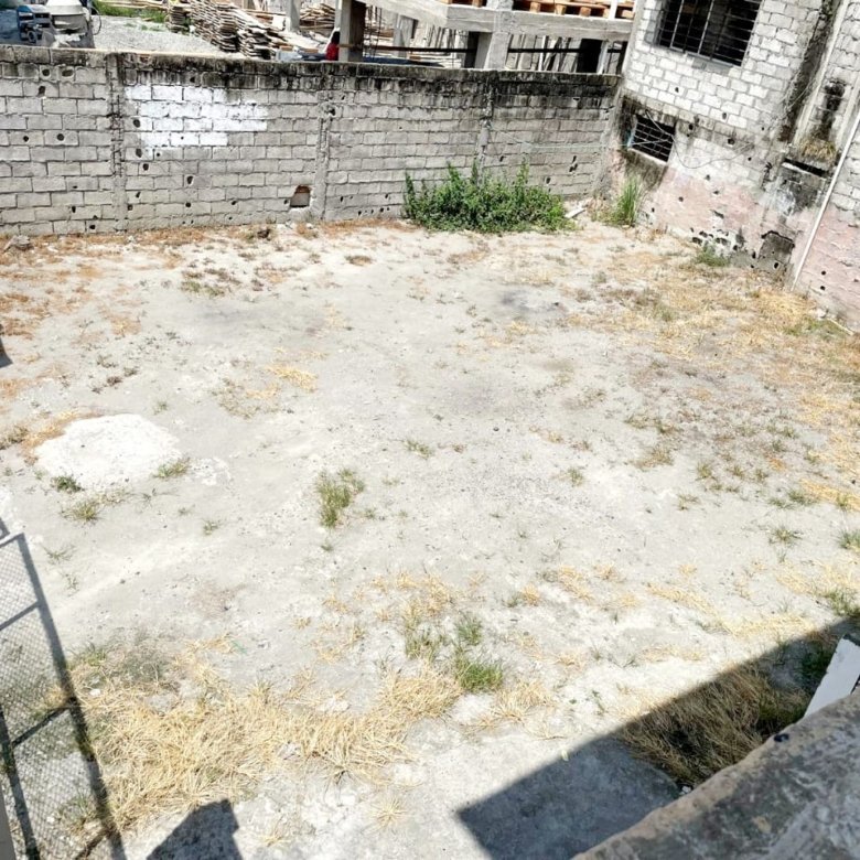 Inversión en Atacames Amplia Casa de 7 Hab 6 con Baño a Pasos del Mar.