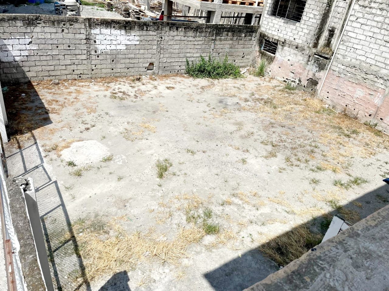 Inversión en Atacames Amplia Casa de 7 Hab 6 con Baño a Pasos del Mar.