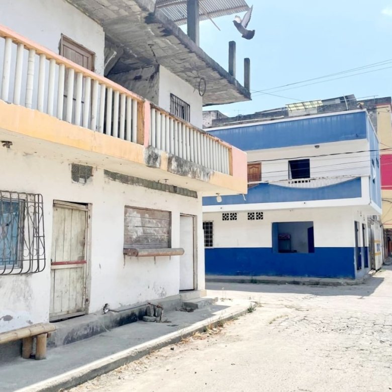 Inversión en Atacames Amplia Casa de 7 Hab 6 con Baño a Pasos del Mar.