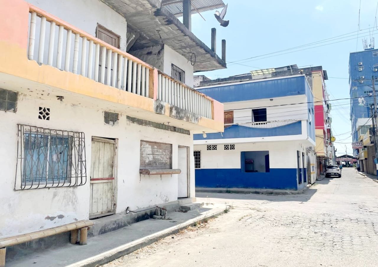 Inversión en Atacames Amplia Casa de 7 Hab 6 con Baño a Pasos del Mar.