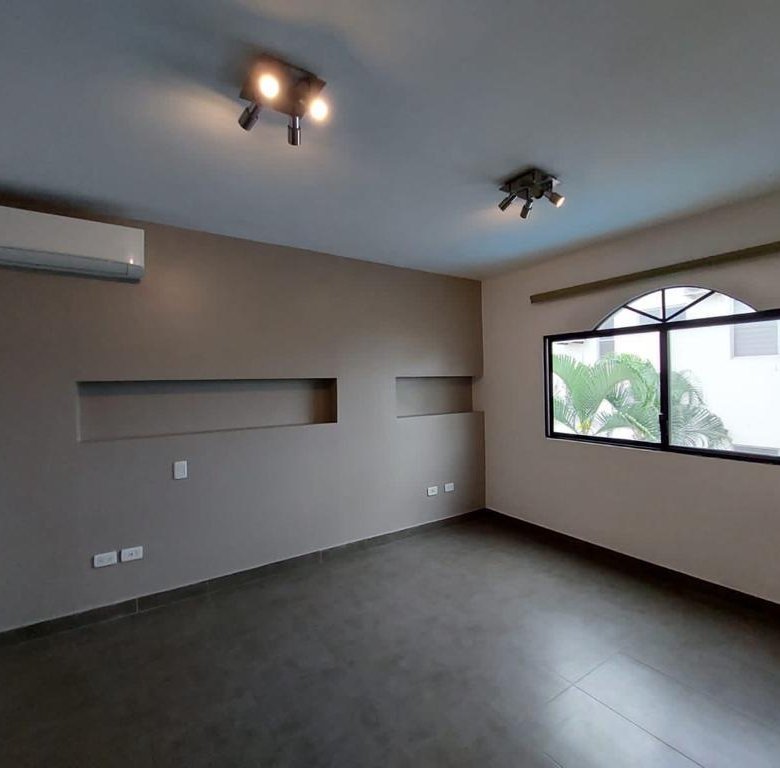 Casa de 5 Dormitorios en Venta en La Puntilla, Samborondón