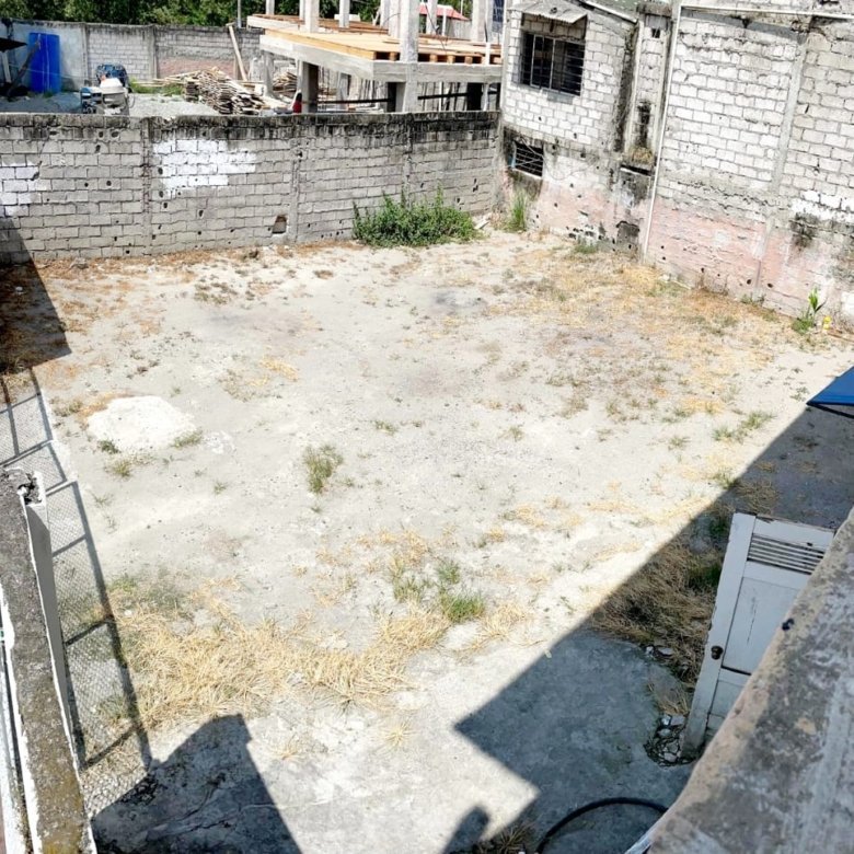 Inversión en Atacames Amplia Casa de 7 Hab 6 con Baño a Pasos del Mar.