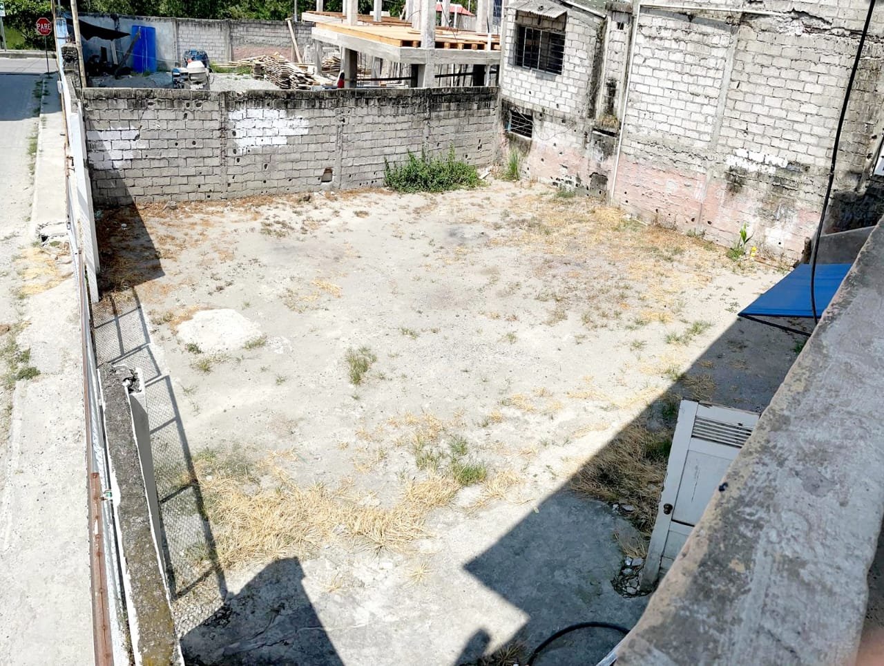 Inversión en Atacames Amplia Casa de 7 Hab 6 con Baño a Pasos del Mar.