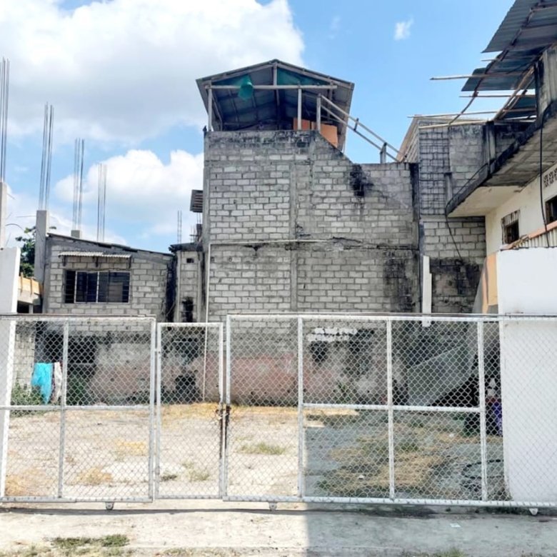 casa en venta atacames esmeraldas con 7 habitaciones patio amplio y potencial para inversion turistica ecuador
