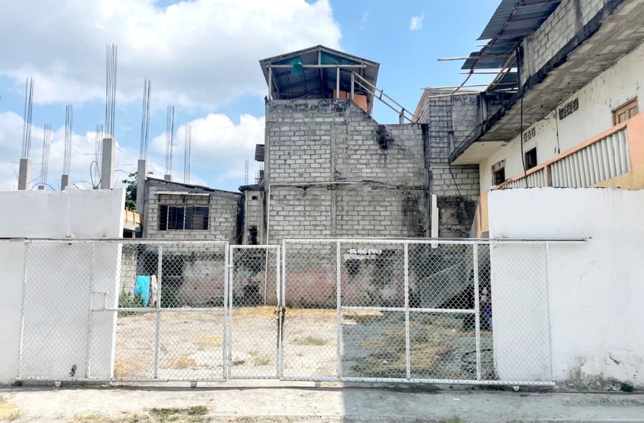 casa en venta atacames esmeraldas con 7 habitaciones patio amplio y potencial para inversion turistica ecuador