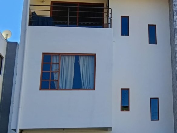casa en venta san isidro del inca quito con suite independiente cuatro dormitorios cuatro banos y parqueadero privado dentro de conjunto residencial