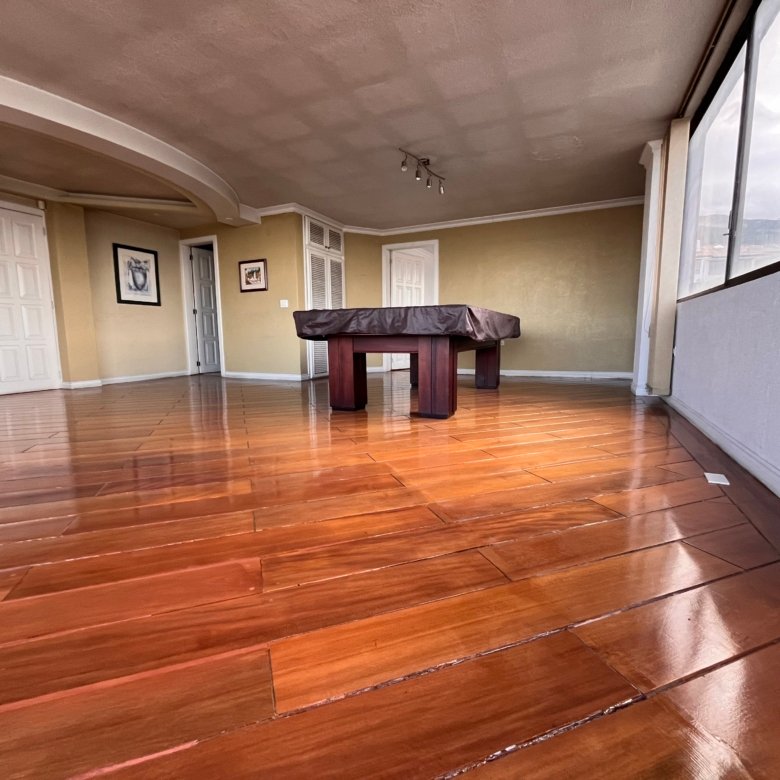 Departamento de 5 Dormitorios en Venta en El Pinar Alto, Quito