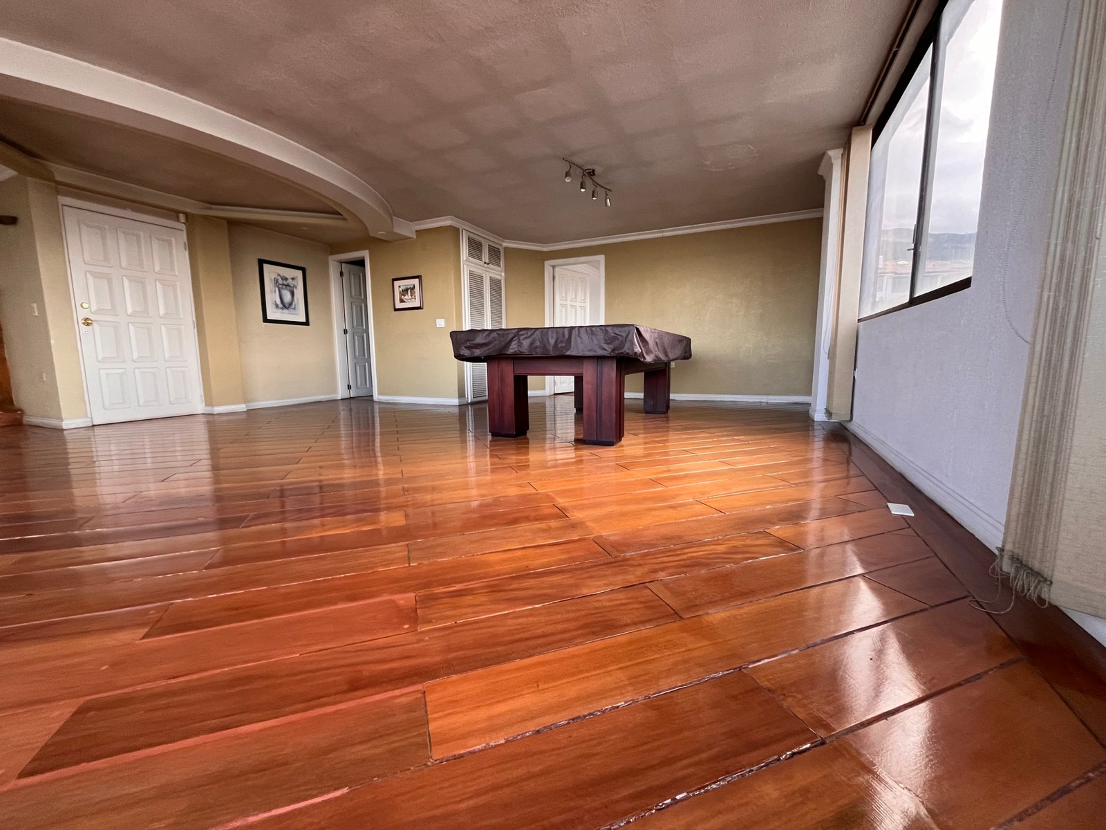 Departamento de 5 Dormitorios en Venta en El Pinar Alto, Quito