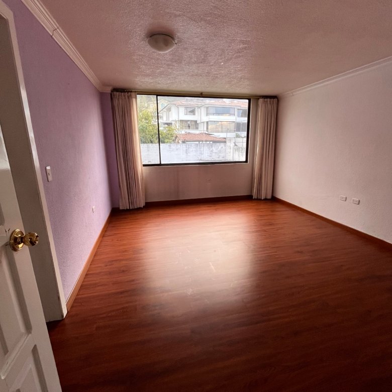 Departamento de 5 Dormitorios en Venta en El Pinar Alto, Quito