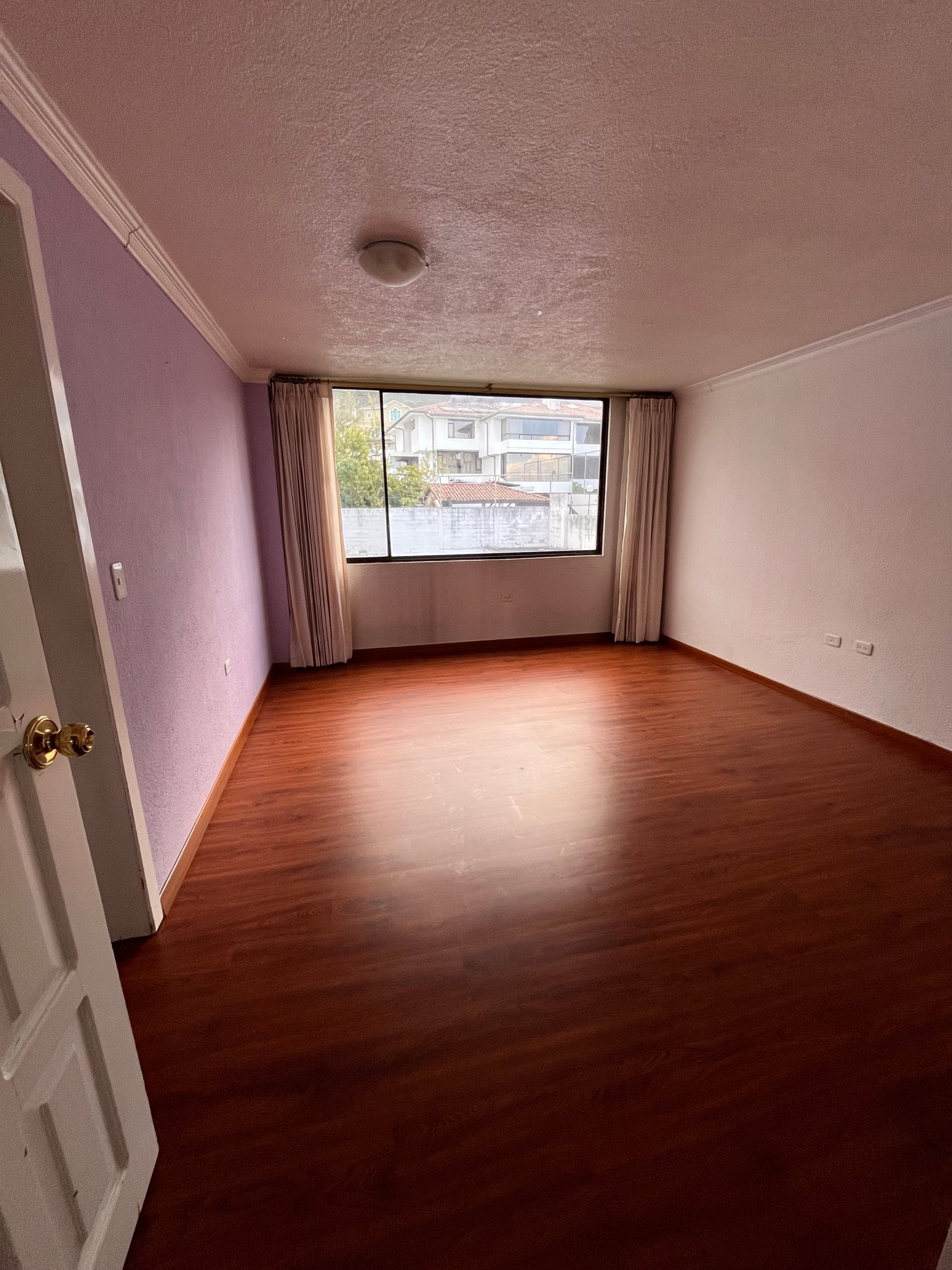 Departamento de 5 Dormitorios en Venta en El Pinar Alto, Quito