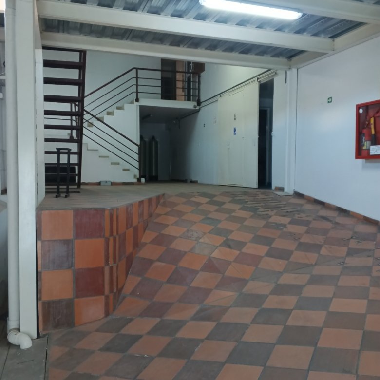 Galpón Industrial en Venta en Carcelén Quito con Oficinas y Bodegas