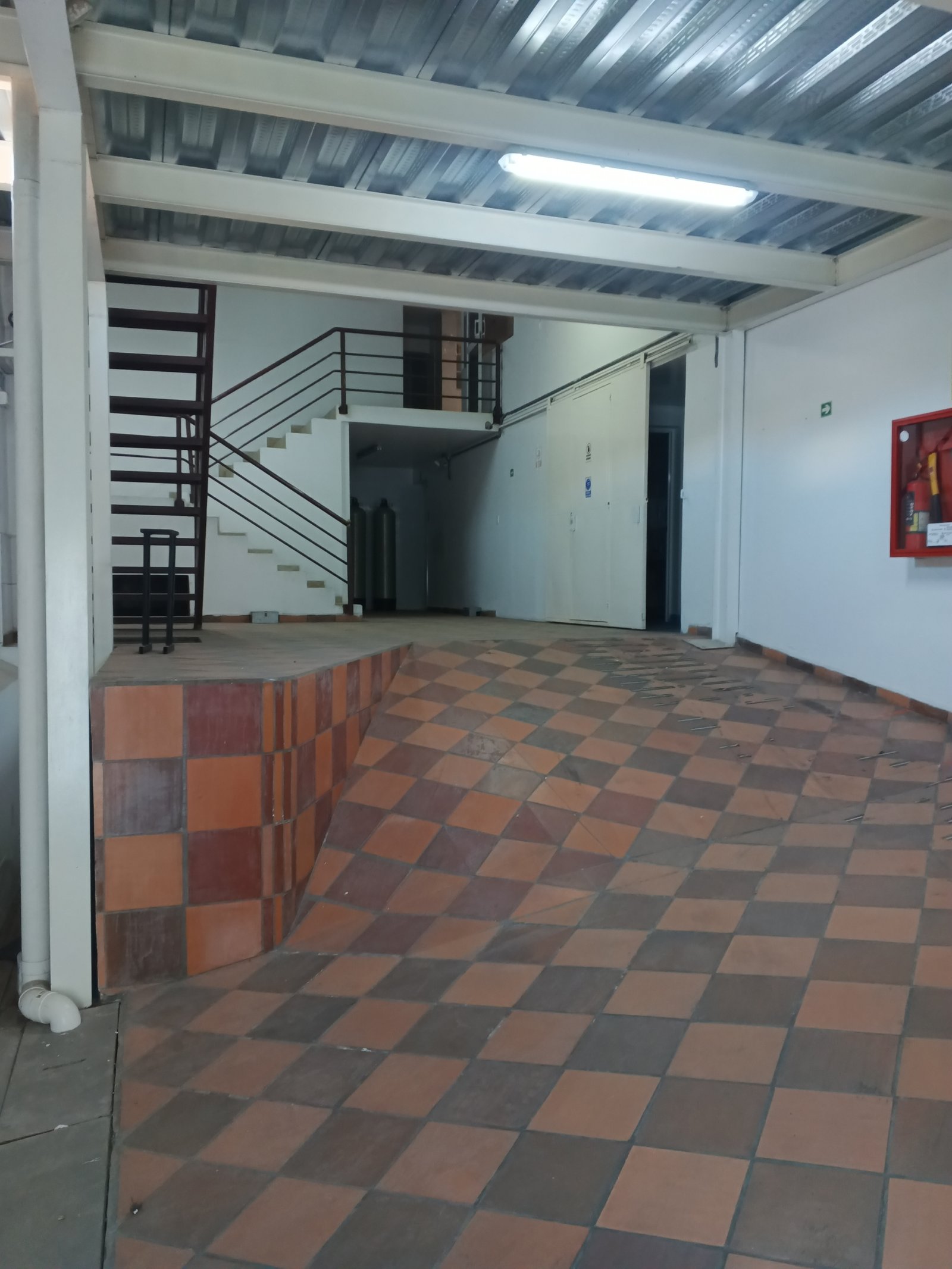 Galpón Industrial en Venta en Carcelén Quito con Oficinas y Bodegas