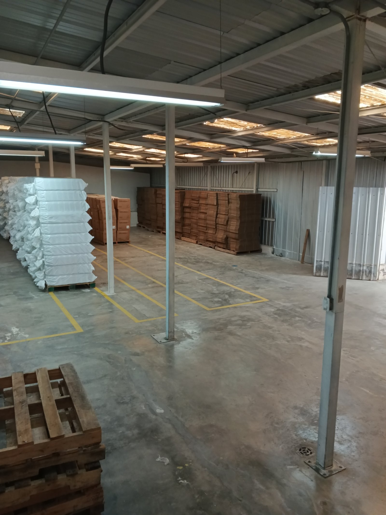 Galpón Industrial en Venta en Carcelén Quito con Oficinas y Bodegas