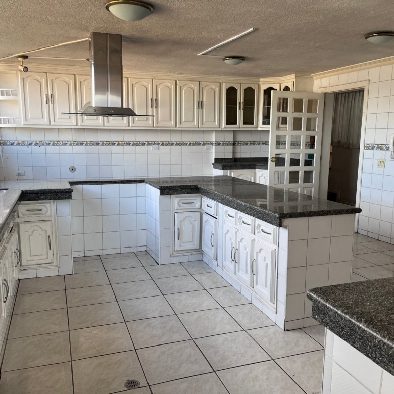 Departamento de 5 Dormitorios en Venta en El Pinar Alto, Quito